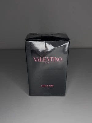 Valentino Uomo Born in Roma - Stilren parfym från Valentino, Born in Roma Uomo. Volym: 100 ml. Ingredienser inkluderar alkohol, aqua, parfum, limonene, benzyl salicylate, linalool, benzyl alcohol, geraniol, alpha-isomethyl ionone, och citronellol. Tillverkad i Frankrike.   Helt oöppnad finns en till på profilen checka!!
