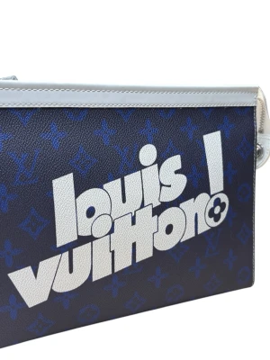 L🅾️uis vuttion- väska  - Säljer nu en riktigt stilig L🅾️uis vuttion väska i färgen blå och vit, man kan förvara mycket saker så som iPad osv 