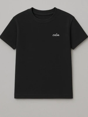 Svart premium T-shirt – diskret brodyr “calm” (S) - ”Calm” står för lugn, balans och enkel stil i vardagen.  Denna T-shirt är tillverkad i högkvalitativ bomull med mjuk känsla och genomtänkt struktur som håller formen över tid. Den diskreta brodyren framtill ger ett elegant och minimalistiskt uttryck med fokus på kvalitet och detaljer.  • Färg: Svart • Detalj: Brodyr “calm” • Material: Mjuk och slitstark bomull • Passform: Bekväm • Skick: Ny