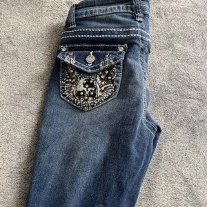 Blå jeans från sky - Säljer mina blåa jeans från sky, nästan helt oanvända och passar bra, kom med prisförslag för bättre pris💕