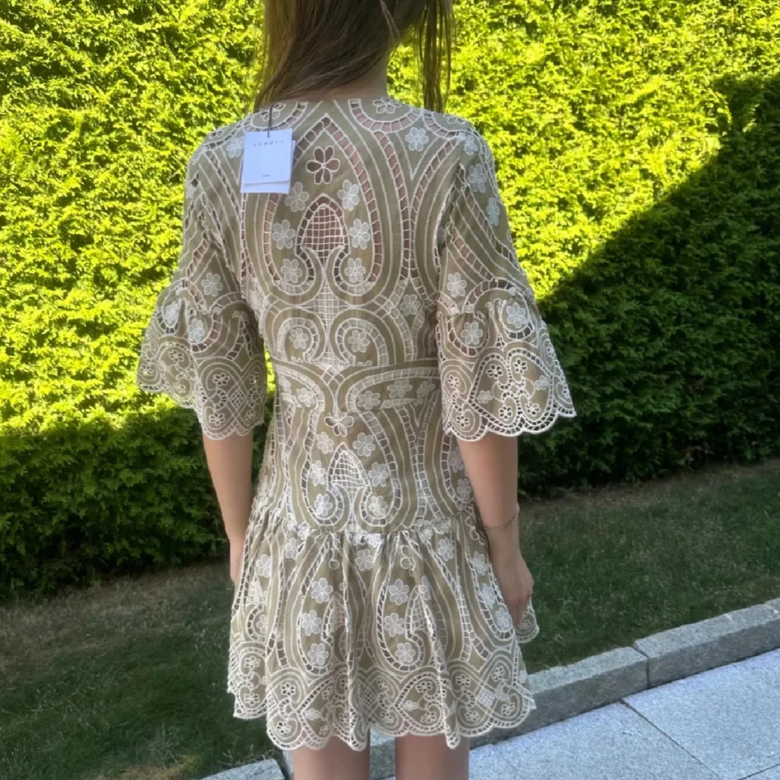 Beige spetsklänning från Sandro - 1