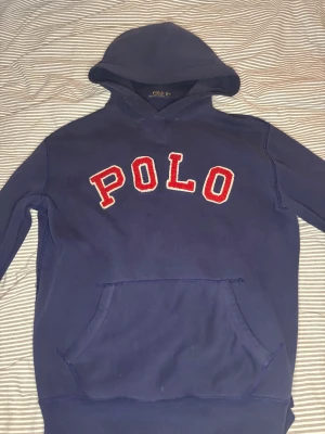Ralph Lauren Hoodie - Säljer denna feta ralph Lauren hoodien som jag har tröttnat på men har mer att ge till någon annan! Skick: 7/10, använt skick men fof inge defekter så på den👍🏼 skön och chill att använda hemma, i skolan eller vart som! Bara att skriva om intresserad!