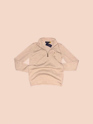 Beige half zip tröja från Polo Ralph Lauren - Snygg beige långärmad tröja från Polo Ralph Lauren med klassisk krage och half zip-dragkedja framtill. Tröjan har broderad logga på bröstet och är gjord i mjuk bomull. Perfekt för dig som gillar stilrena och bekväma plagg.