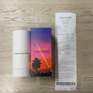 Louis Vuitton City of Stars parfym - City of Stars från Louis Vuitton är en exklusiv Eau de Parfum med en snygg design. Volymen är 100 ml. Perfekt för dig som vill ha något lyxigt och trendigt i din samling.
