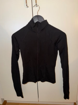 Ginatricot soft touch zip jacket - Hej, säljer den här tröjan från Ginatricot den är använd en gång så den är i fint skick💕