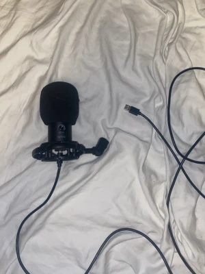 Fifine USB Mikrofon - Fifine USB-mikrofon med puffskydd och stötdämpare. Perfekt för streaming, podcast eller inspelning. USB-kabel ingår. Ser ut att vara i gott skick utan synliga skador eller slitage. Armen till mikrofonen följer ej med. Köpt för 800kr