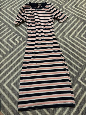 Randig klänning - Lång randig klänning som framhäver kurvorna. 