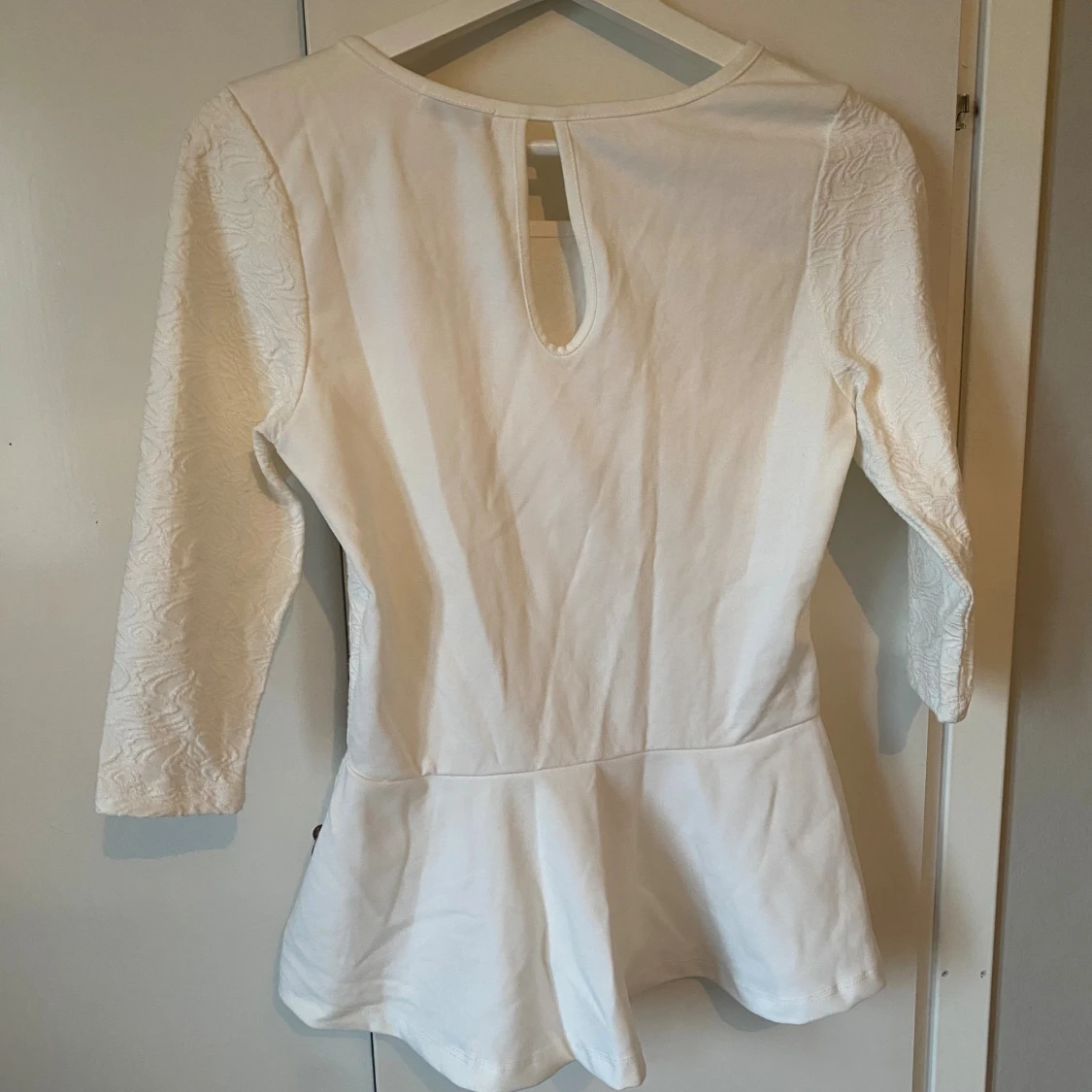 Vit peplumtop med strukturmönster - 2