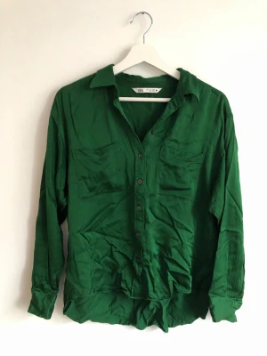 Skogsgrön sidenskjorta  - Står storlek L men jag anser den mer en stl S/M. Skrynklig men annars inga defekter jag tänkt på.