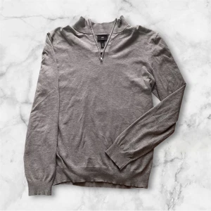 Grå half zip tröja från H&M - Grå långärmad tröja från H&M med half zip-dragkedja i halsen. Tröjan har en stilren look med ribbade muddar och är tillverkad i en mjuk blandning av viskos och polyamid. Perfekt för lager-på-lager och chill vardagsstil. Nypris 299kr: Mitt pris 149kr!