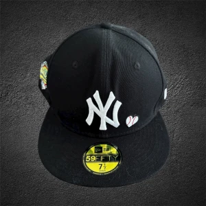 New era keps - Jättesnygg new era keps i toppskick | skick 10/10 då den i princip aldrig blivit använd | Storlek 7 1/2 (59,6cm) | skriv vid frågor eller funderingar! | skickar inom 24h📦