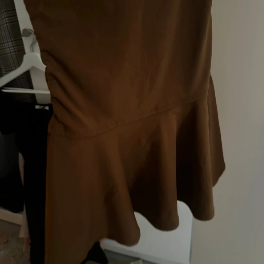 Brun kort klänning med volang - 2