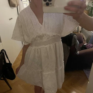 Vit sommarklänning - Sååå fin vit broderad klänning. Passar perfekt till student/midsommar/fest etc…. Unisex men passar mig som annars har stl 36❣️säljer då jag valde en annan studentklänning och därför är den oanvänd med prislapp kvar. 