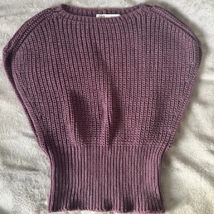Stickad lila tröja från Zara -  Tröjan är från Zara och använd ungefär en gång. Den har en fin lila färg och Sitter åt där nere. Sälja för att den inte kommer till användning💗