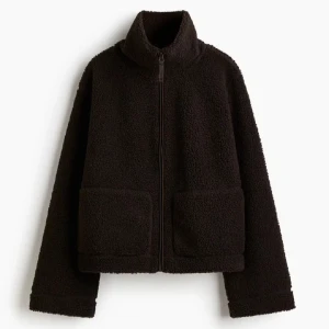 Mörkbrun teddyjacka HM - Helt ny aldrig använt prislapp finns kvar och kvitto online!  Mysig mörkbrun teddyjacka med hög krage och två stora fickor framtill. Pris kan diskuteras🌸