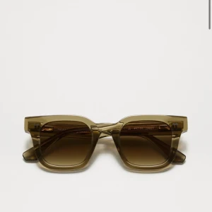 Gröna CHIMI solglasögon  - Säljer dessa jätte fina solglasögon från chimi som funkar både för killar och tjejer. Nästan aldrig använt heller! Kom i dm för bilder och frågor🎉🎉🎉