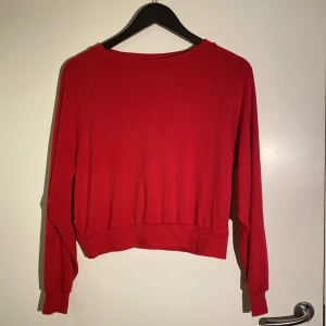 Röd långärmad tröja från BikBok i storlek XS  - En enkel och snygg röd långärmad tröja från BikBok i storlek XS. Tröjan har rund halsringning, ribbade muddar och är tillverkad i mjuk bomull. Perfekt för dig som gillar stilrena och färgstarka plagg. Ngn noppa kan finnas tror jag. Annars inga skavanker men använd såklart 