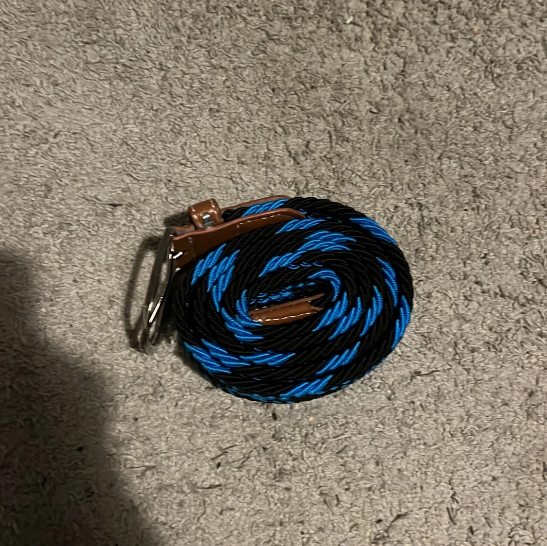 Svart och blått flätat bälte