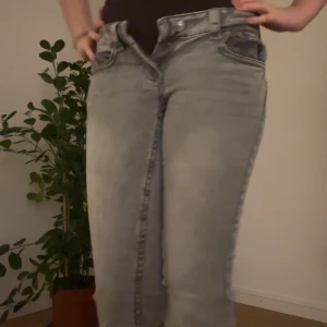 Lågmidjade jeans!!💓 - Jätte snygga Lågmidjade jeans från Gina tricot. De är bootcut och har de snygga eliganta fickorna där bak.  Säljer då de är för små, använd 2 gånger 