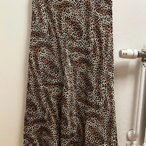 Leveté Room kjol i leopard mönster - Snygg kjol i leopardmönster från  Leveté Room. 