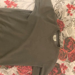 Grå sweatshirt från Denim Day, M - Säljer en enkel grå sweatshirt från Denim Day i storlek M. Tröjan har rund hals med ribbad kant och klassisk V-detalj vid halsen. Mjuk insida och långa ärmar, perfekt för chill dagar. Passar dig som gillar stilrena och basic plagg. Pris kan diskuteras.