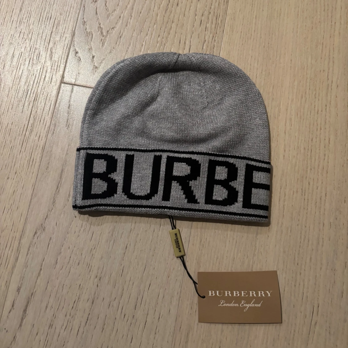 Grå Burberry mössa 