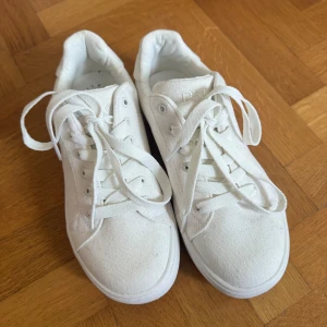 Vita sneakers från Polo Ralph Lauren - Snygga helvita sneakers från Polo Ralph Lauren med klassisk design. Aldrig använda endast testat inomhus💞