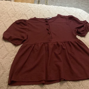 blus  - vinröd fin blus använd bara en gång jätte bra skick inget fel på den