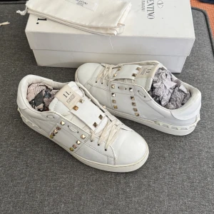 Valentino Rockstud | 42 - Valentino Rockstud sneakers | Original box ingår | INGA BYTEN | Fraktar spårbart eller möts upp i Täby 