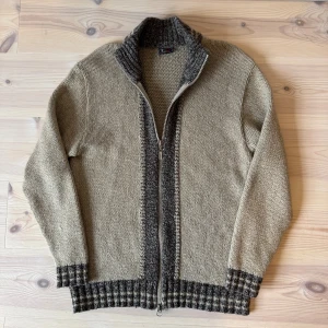 Stickad Cardigan - Stickad cardigan i storlek L. Den är i mycket fint skick. Hör gärna av er vid frågor och funderingar! 🤗