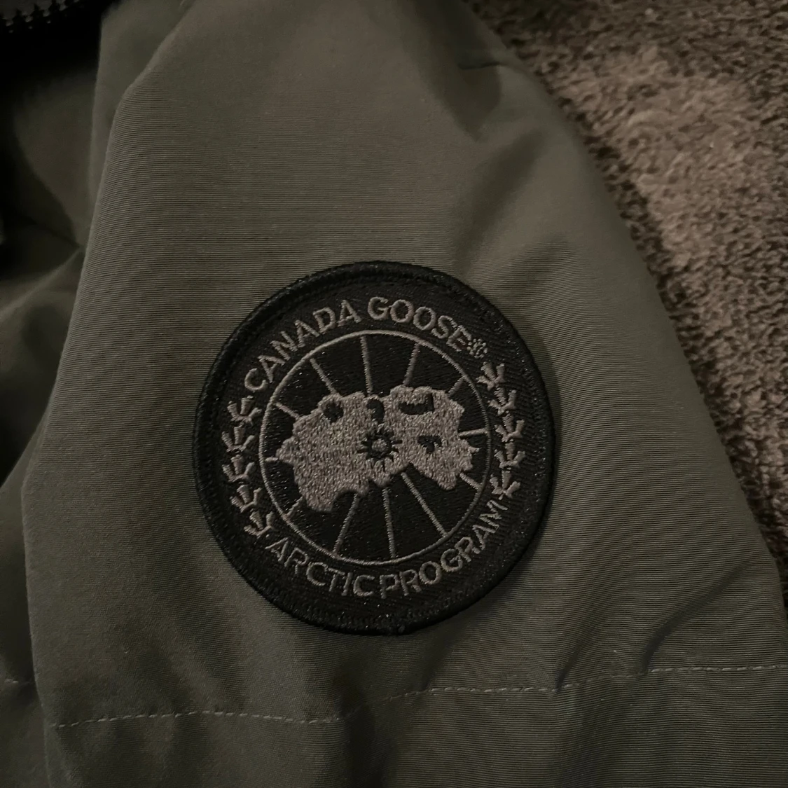 Grå pufferjacka från Canada Goose - 2