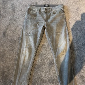 Replay jeans - Snygga grå jeans från Replay med slim passform och slitningar. Inga defekter och skicket är i 10/10! Hör av er vid frågor!
