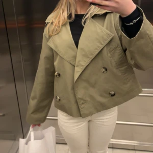 Grön trenchcoat - Säljer min gröna trenchcoat för jag inte har användning för den längre. Den är jätte fin och har använt några gånger men forfarande bra skick. Jag köpte den för 600