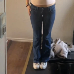 Blå bootcut jeans med låg midja - Snygga blå jeans med bootcut-modell och låg midja i storlek 146 i barnstorlek men passar mig som vanligtvis har st 32-34! Men dem är  på gränsen till för korta  för mig som är 164 cm lång💕Jesnsen är aldrig används bara testat dem