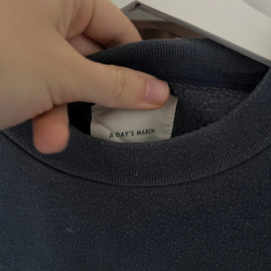 Mörkblå sweatshirt från A Day's March - 1