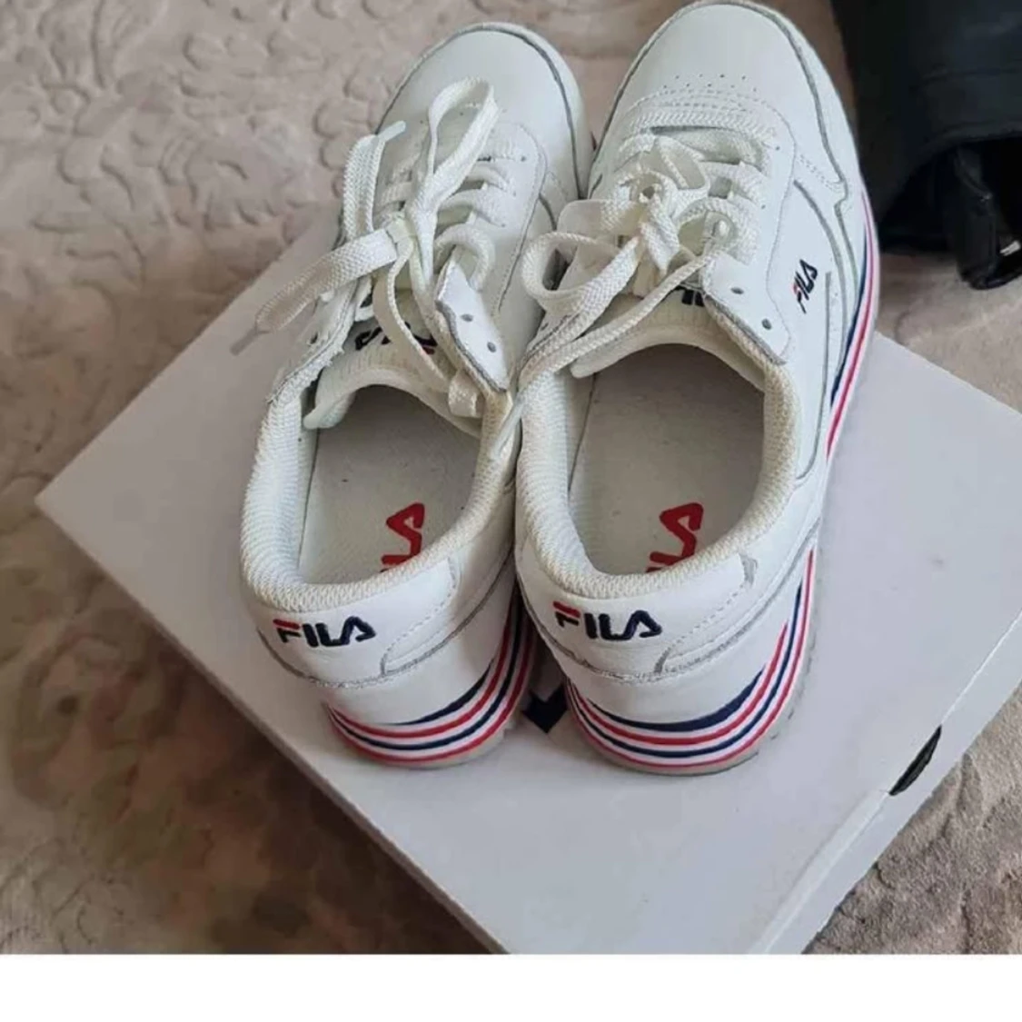 Vita Fila sneakers med rödblå rand - 1