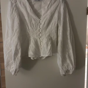 Vit blus från Adoore - Jättefin blus ifrån Adoore. Endast använd en gång.
