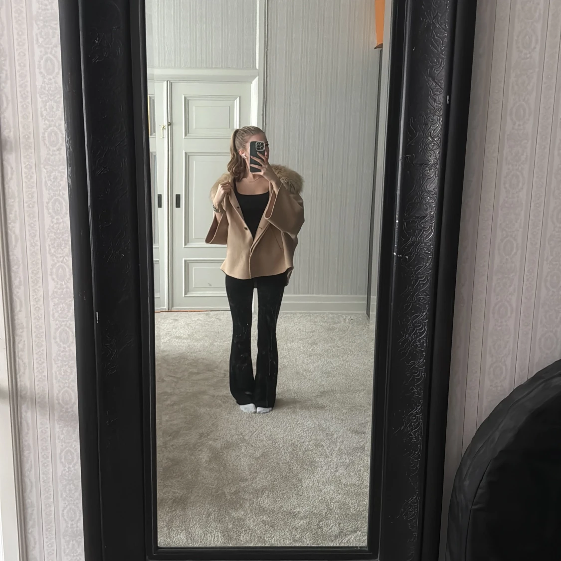Beige poncho med fuskpäls från Zara Woman