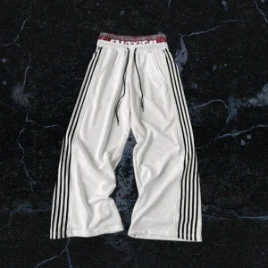 Double waist sweatpants - Vita mjukisar med double waist jättesköna och snygga, har minimala fläckar men det går att få bort, sköna att ha på sig överallt ❤️😁