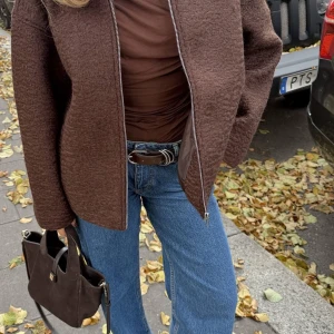 brun jacka från nakd  - säljer en brun jacka från nakd. jättefin & helt ny med prislapp kvar, köpte två storlekar och glömde skicka tillbaka denna. köpt för 699, pris kan diskuteras💗