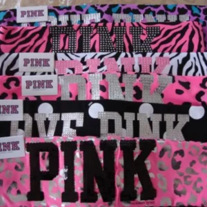 Victoria's Secret PINK YOGA PANTS - SÖKER!!!!! Köp inte utan jag söker efter Victoria secret yoga pants❤️ 2000s. skriv om ni säljer några för under 1000kr 💗 Jag är ungefär 154/155 cm lång❤️🥰🙏🏻