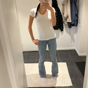 Ljusblå bootcut jeans från Vero Moda - Säljer ett par ljusblå jeans från Vero Moda som har blivit använda Max 5 gånger! Jätte fina jeans som är mid Rise för dig som gillar det och även fin ljus färg💞