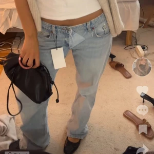 Lågmidjade Zara jeans - Säljer mina snygga lowwaist wide Zara jeans. Aldrig använda men klippta där nere, innerbenslängd 82cm. 