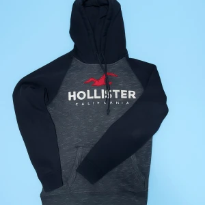 Hollister hoodie - Snygg hoodie från Hollister i mycket bra skick.