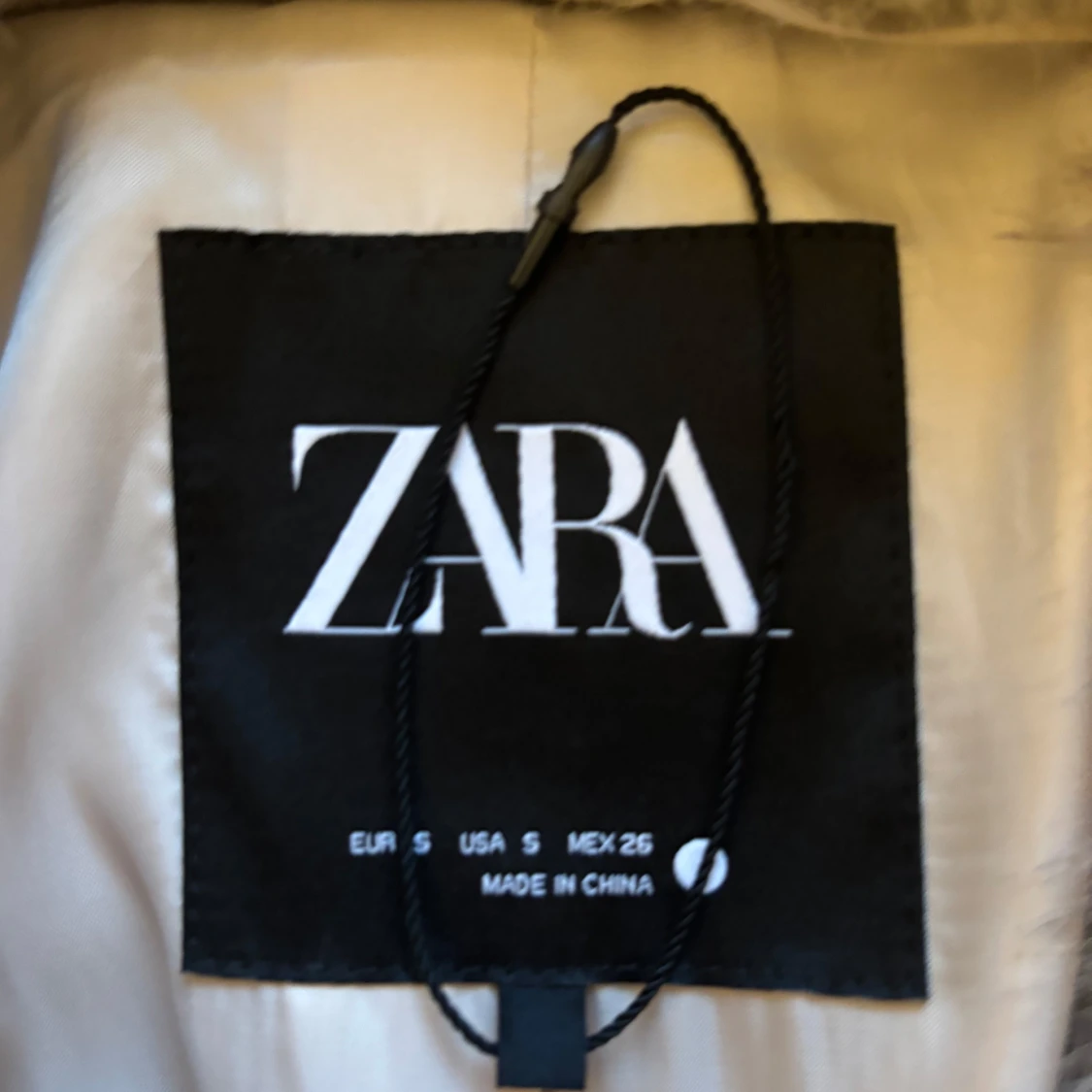 Beige pälsjacka från Zara - 2