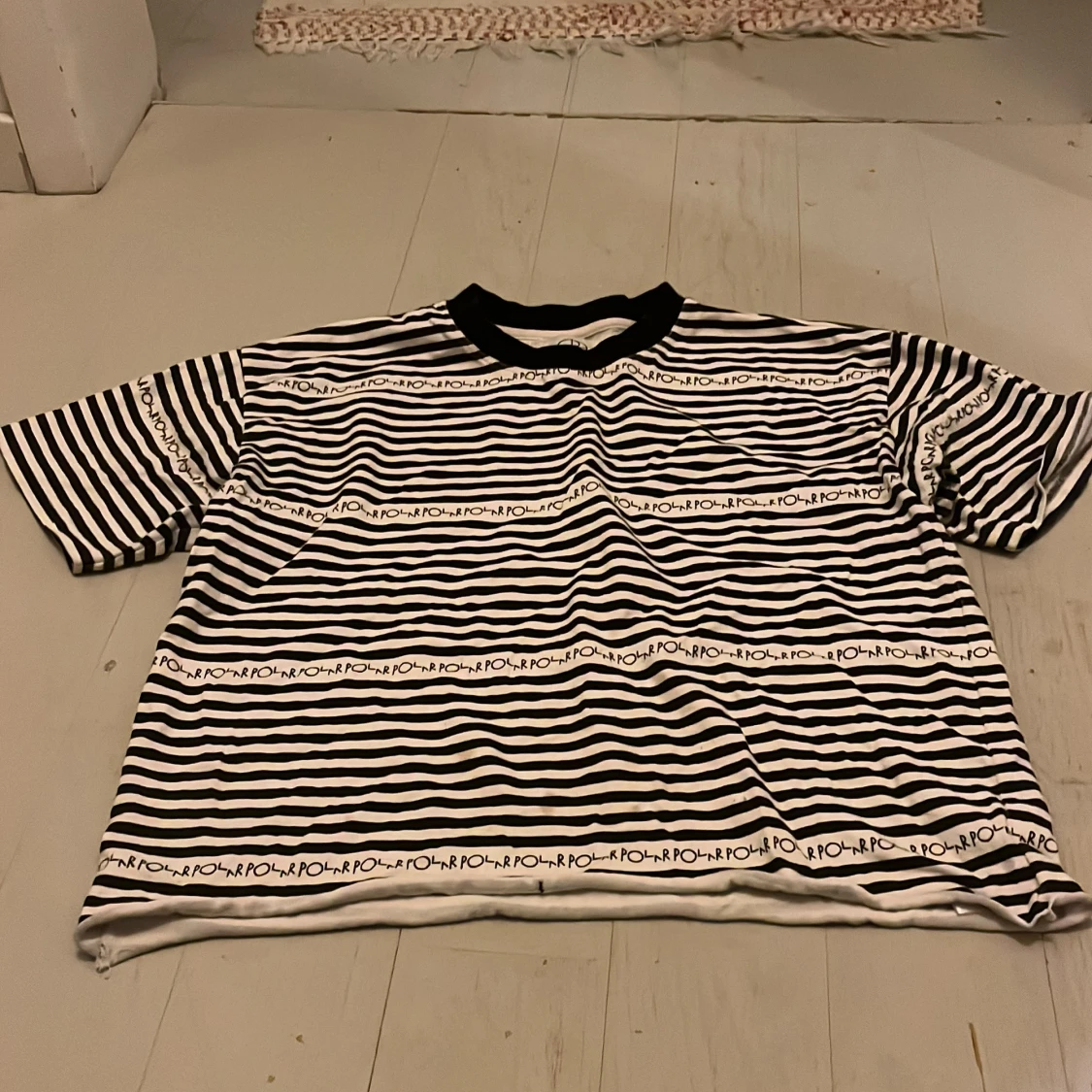 Randig svartvit t-shirt från POLAR