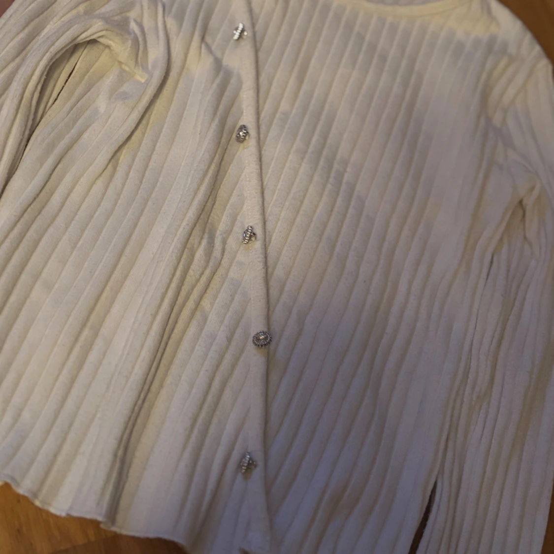 Vit ribbad kofta med glittriga knappar - 2