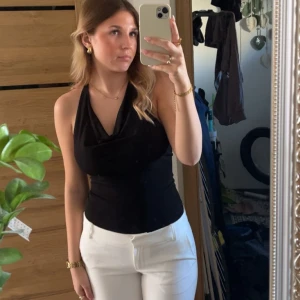 Svart halterneck body - Svart body från Bershka med halterneck. Endast använd 2 gånger så är som ny 💕 är i storlek S