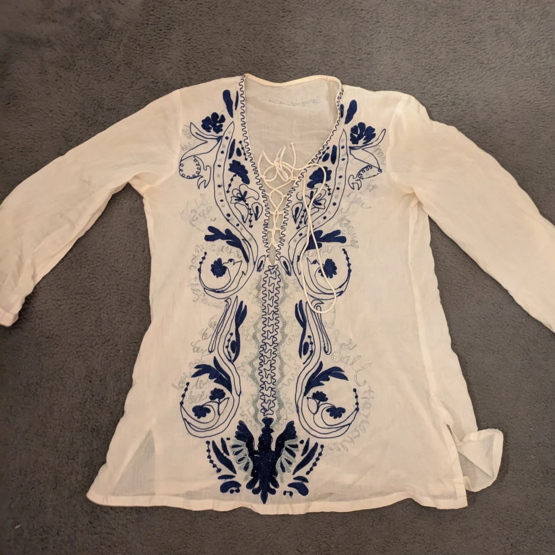 Beige blus med blå broderi