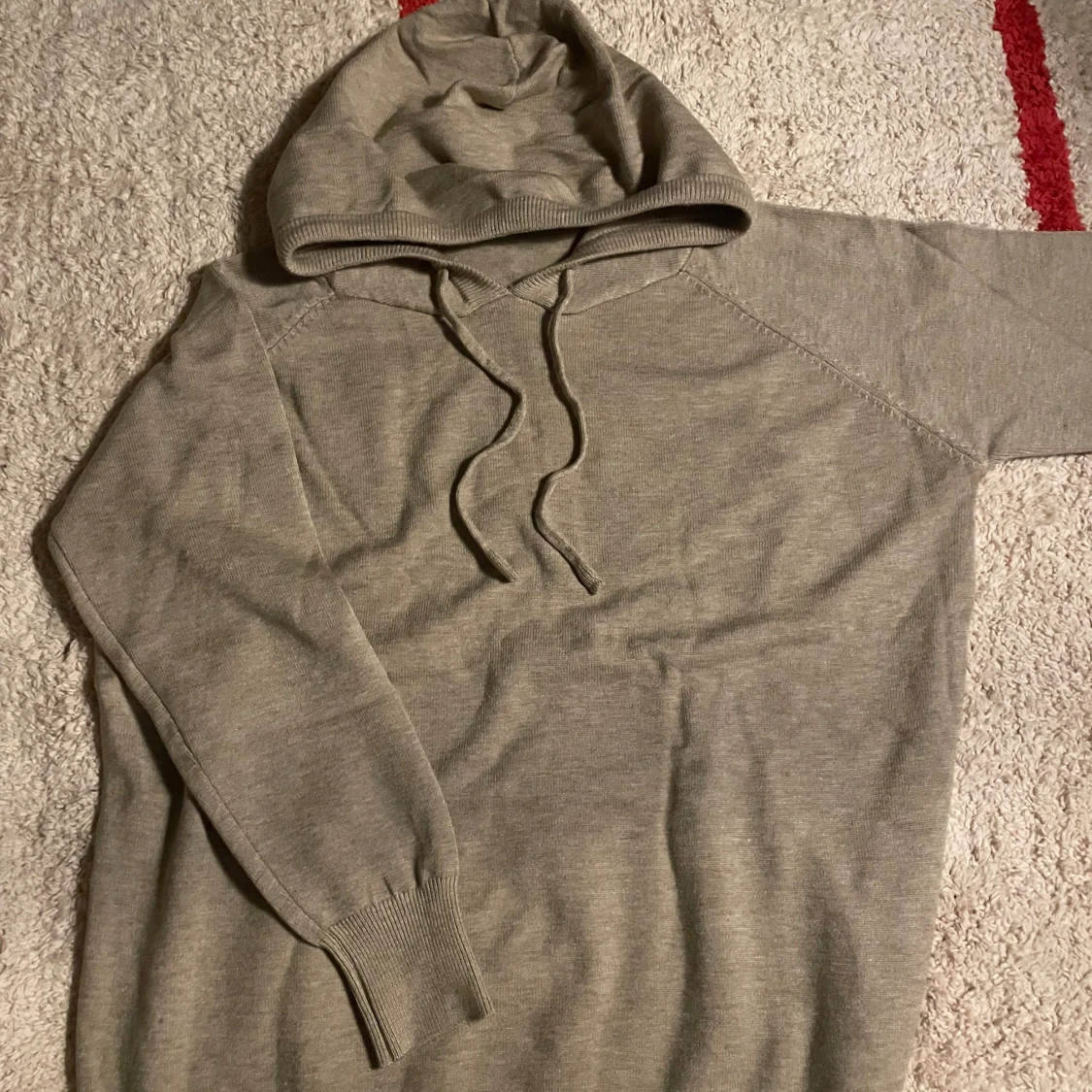 Två stickade hoodies med huva - 1